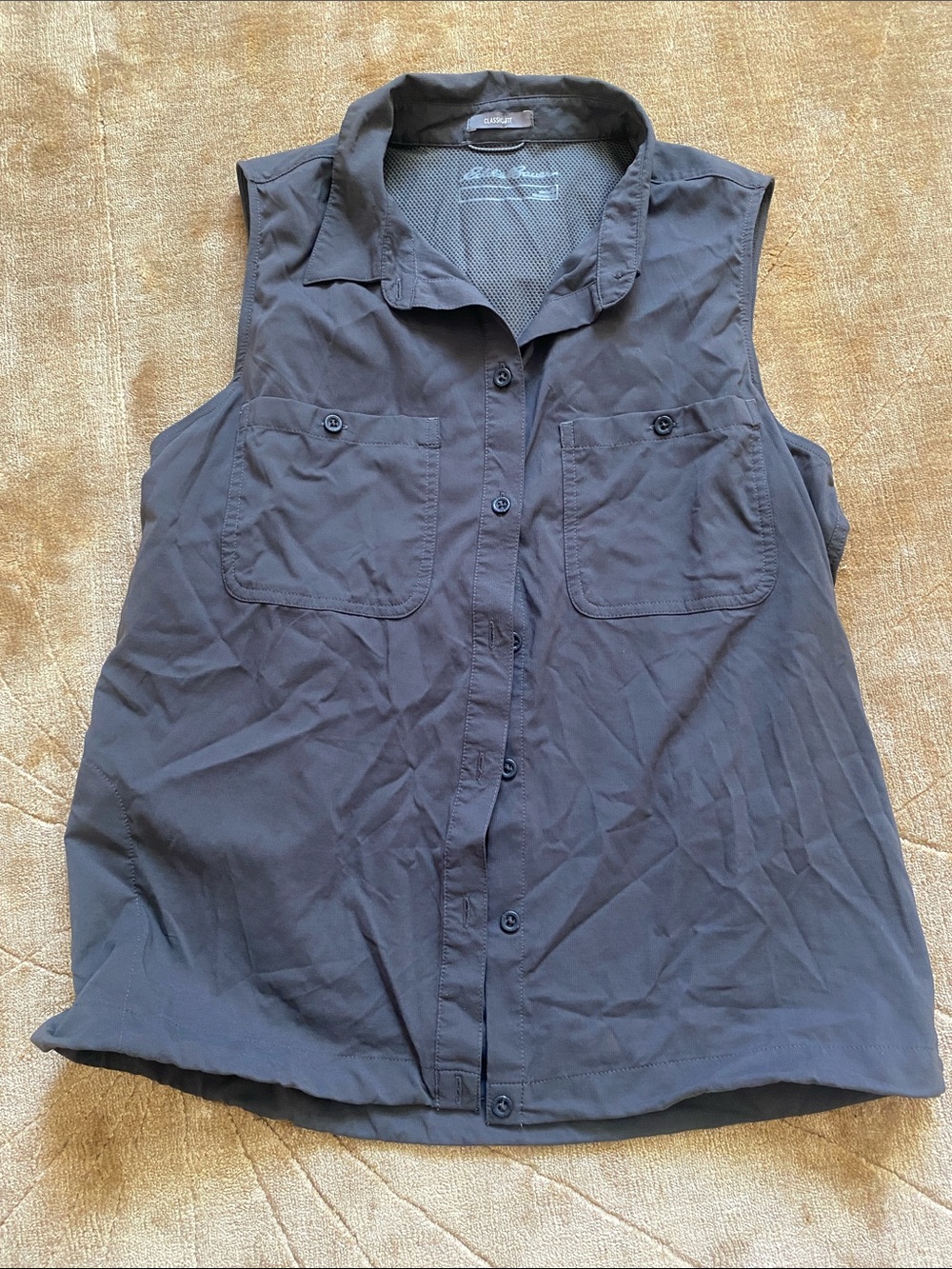 Eddie Bauer Sleeveless Button-Down Top in Charcoal